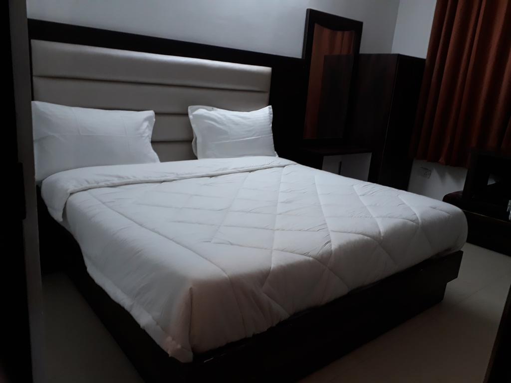 Hotel Katra Residency Esterno foto