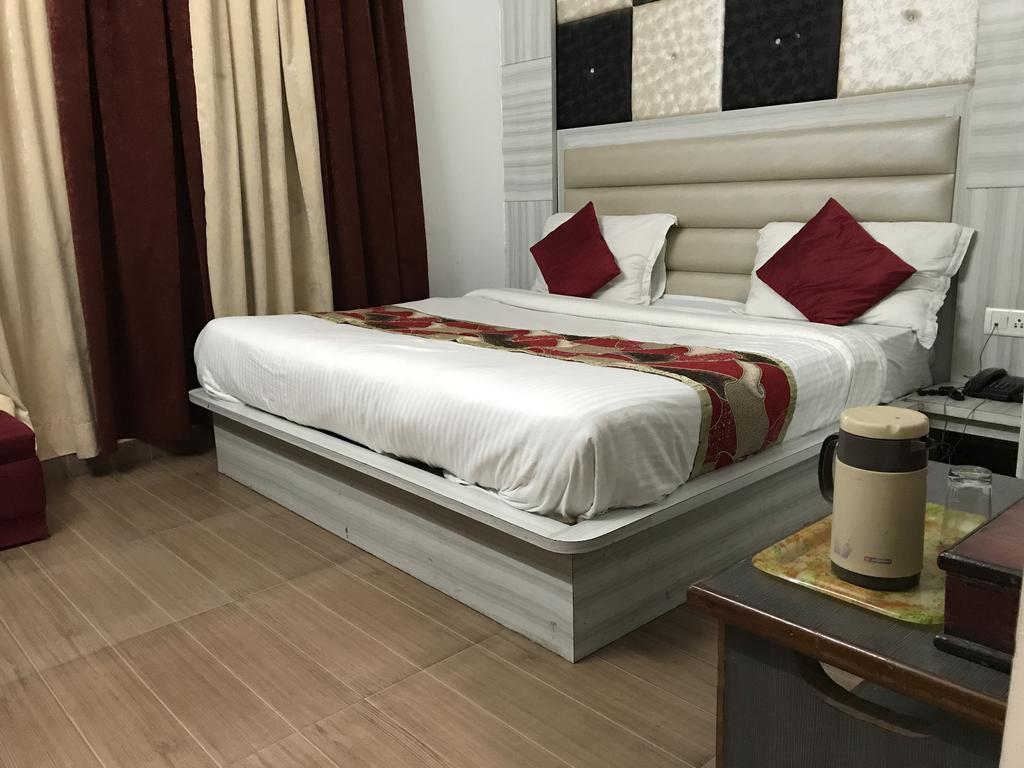 Hotel Katra Residency Esterno foto